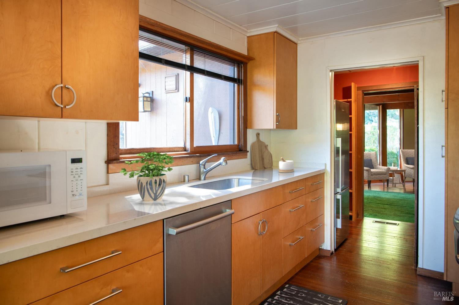 Detail Gallery Image 9 of 35 For 176 Railroad Ave, Woodacre,  CA 94973 - 2 Beds | 2 Baths