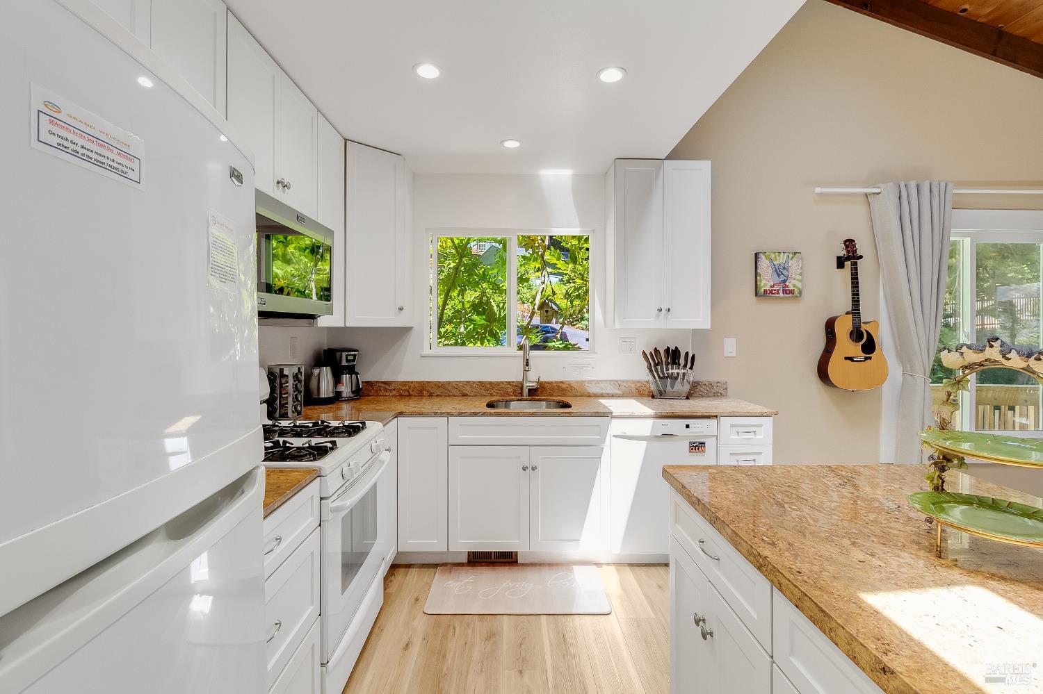 Detail Gallery Image 33 of 87 For 35550 Ocean View Way, Gualala,  CA 95445 - 3 Beds | 2 Baths