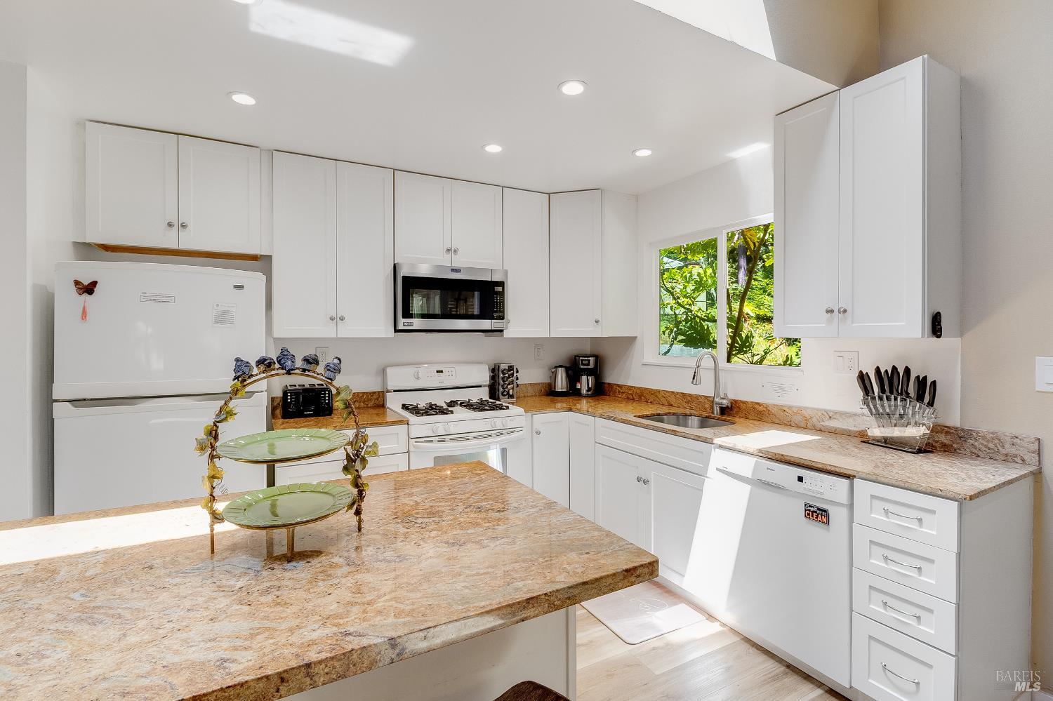 Detail Gallery Image 31 of 87 For 35550 Ocean View Way, Gualala,  CA 95445 - 3 Beds | 2 Baths