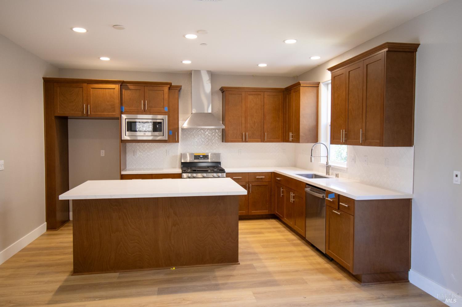 Detail Gallery Image 3 of 6 For 31 Denova Ln, Martinez,  CA 94553 - 4 Beds | 3 Baths