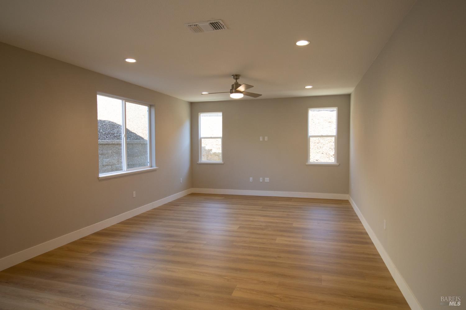 Detail Gallery Image 4 of 6 For 31 Denova Ln, Martinez,  CA 94553 - 4 Beds | 3 Baths