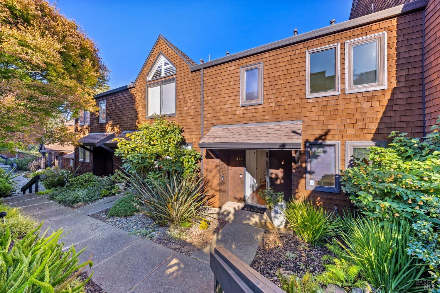 Detail Gallery Image 6 of 51 For 204 Bay Vista Cir, Sausalito,  CA 94965 - 2 Beds | 2 Baths