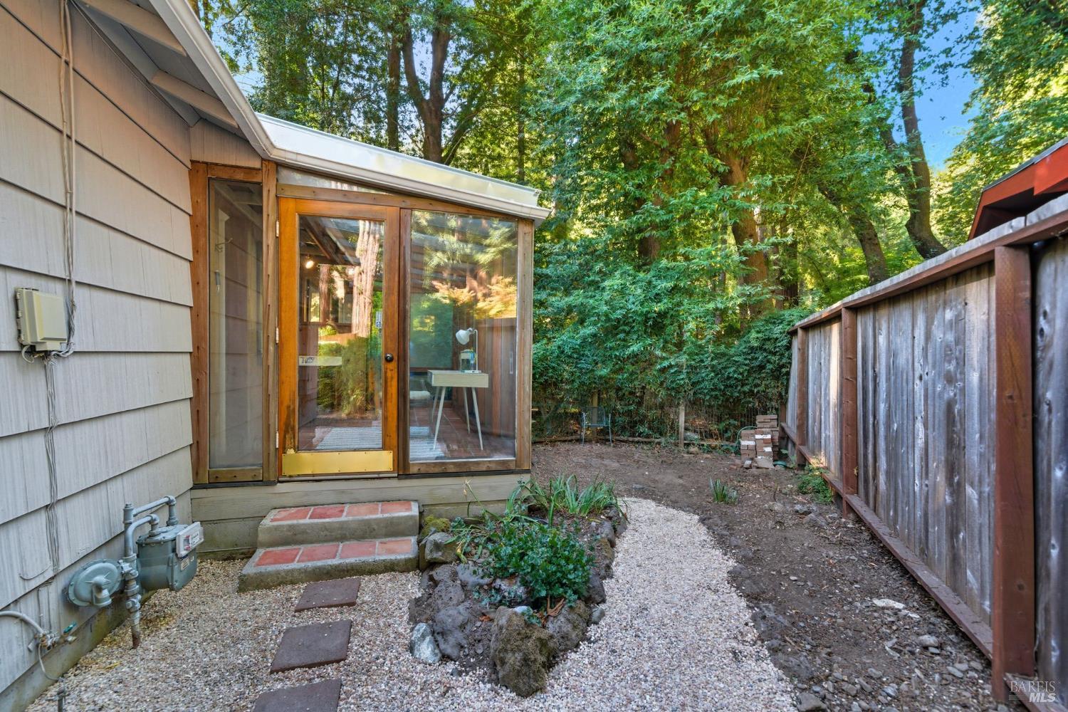 Detail Gallery Image 34 of 60 For 39 Bridge Rd, Larkspur,  CA 94939 - 2 Beds | 1/1 Baths