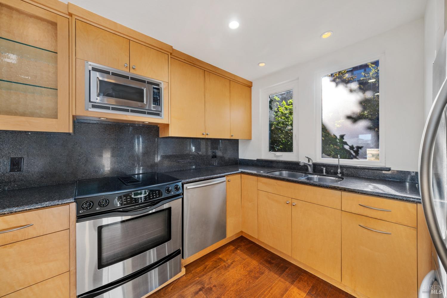 Detail Gallery Image 14 of 51 For 204 Bay Vista Cir, Sausalito,  CA 94965 - 2 Beds | 2 Baths