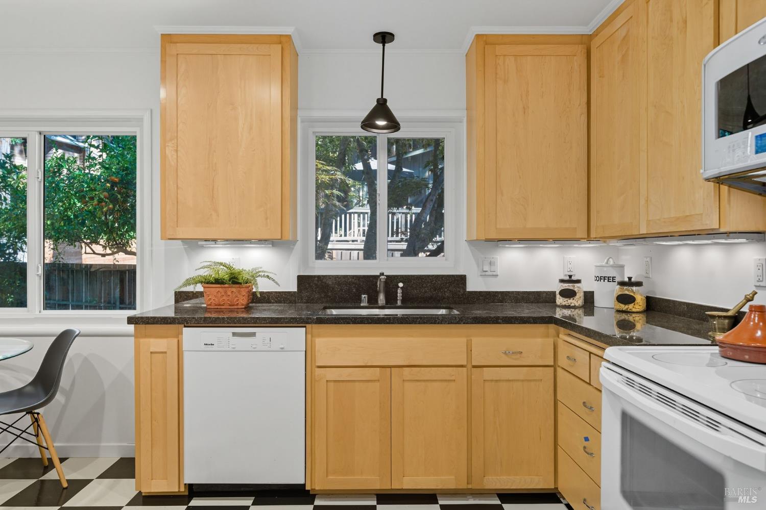 Detail Gallery Image 7 of 60 For 39 Bridge Rd, Larkspur,  CA 94939 - 2 Beds | 1/1 Baths