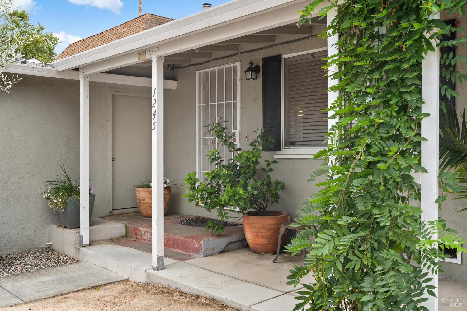 Detail Gallery Image 2 of 20 For 1245 Olive St, Santa Rosa,  CA 95407 - 2 Beds | 1 Baths