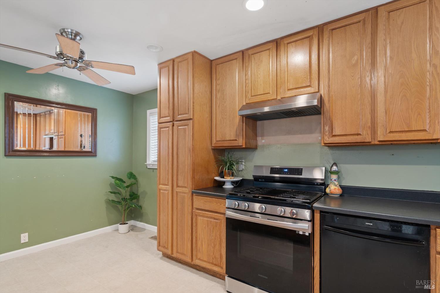 Detail Gallery Image 4 of 20 For 1245 Olive St, Santa Rosa,  CA 95407 - 2 Beds | 1 Baths