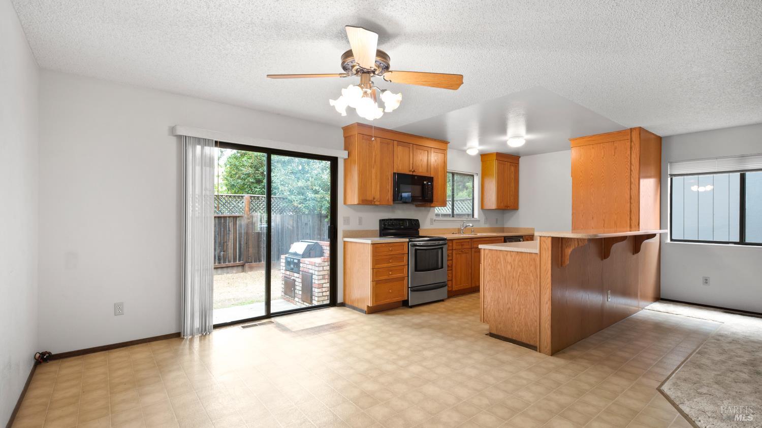 Detail Gallery Image 13 of 49 For 360 Raven Ct, Healdsburg,  CA 95448 - 4 Beds | 2 Baths