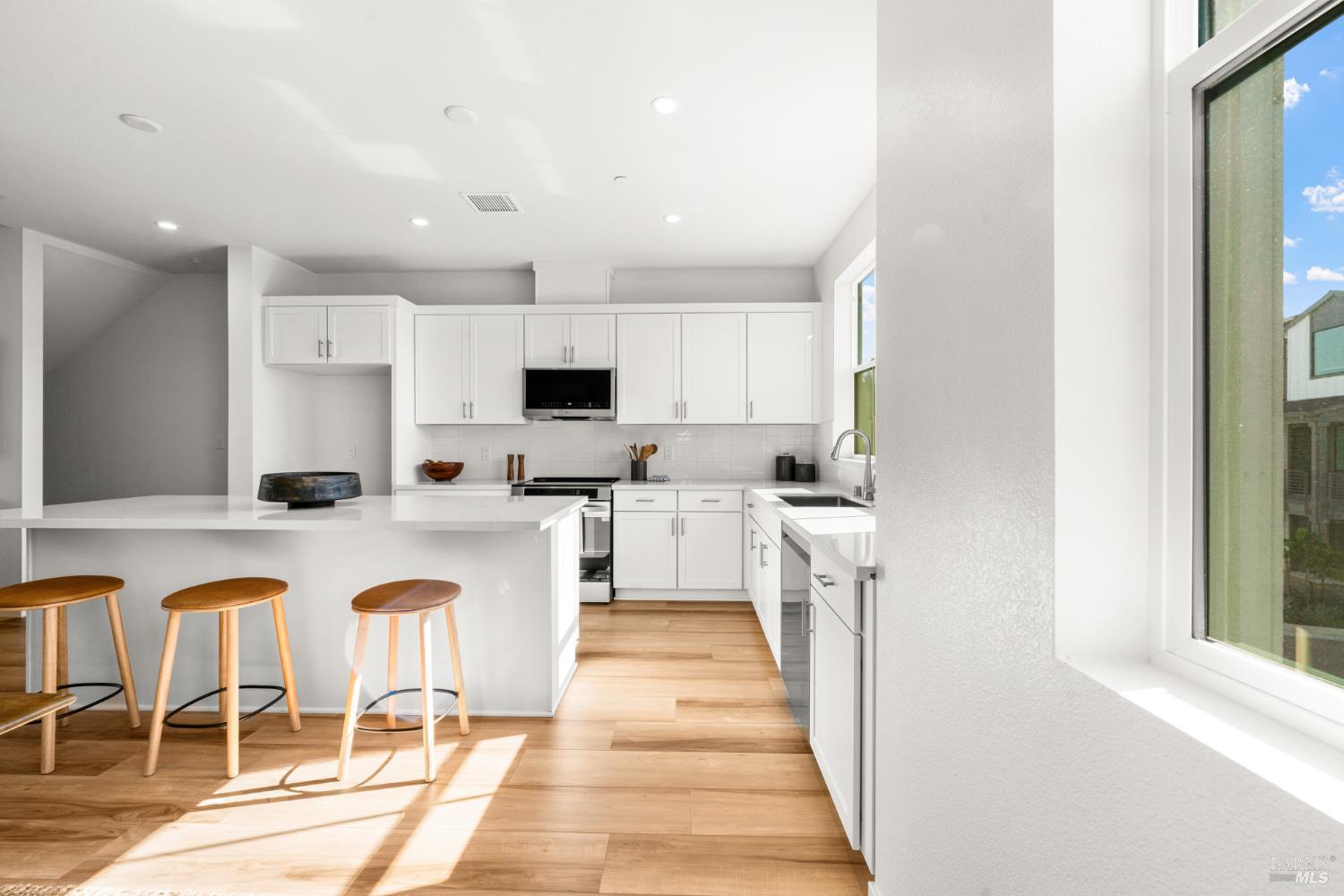 Detail Gallery Image 8 of 21 For 1460 Waterside Ln, Rohnert Park,  CA 94928 - 3 Beds | 3 Baths