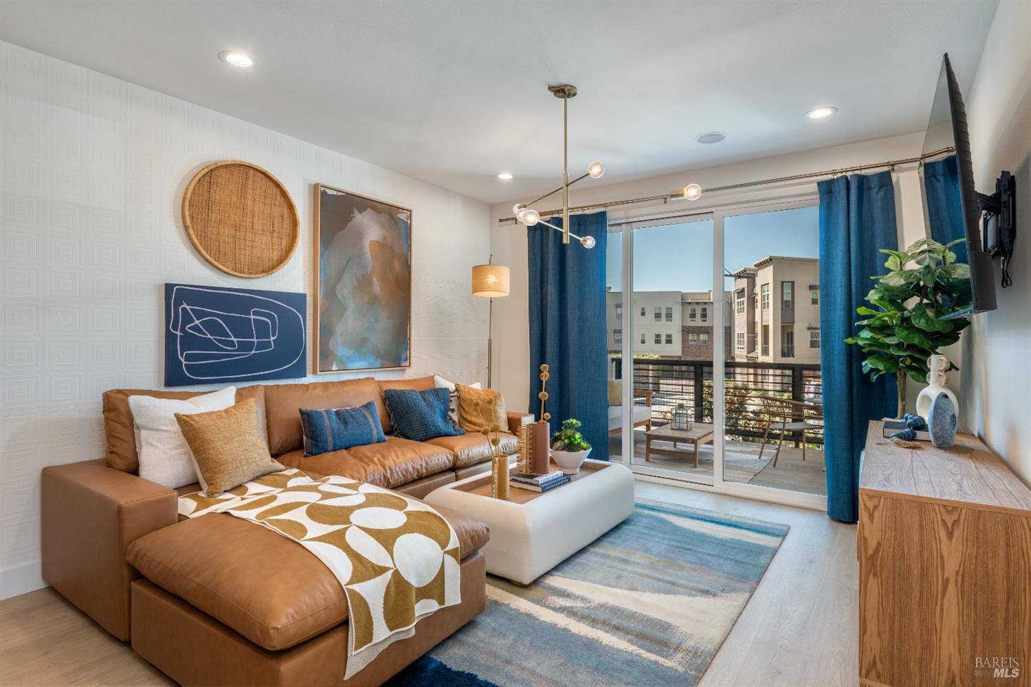 Detail Gallery Image 4 of 7 For 337 Montague Expressway Unkn, Milpitas,  CA 95035 - 3 Beds | 3/1 Baths