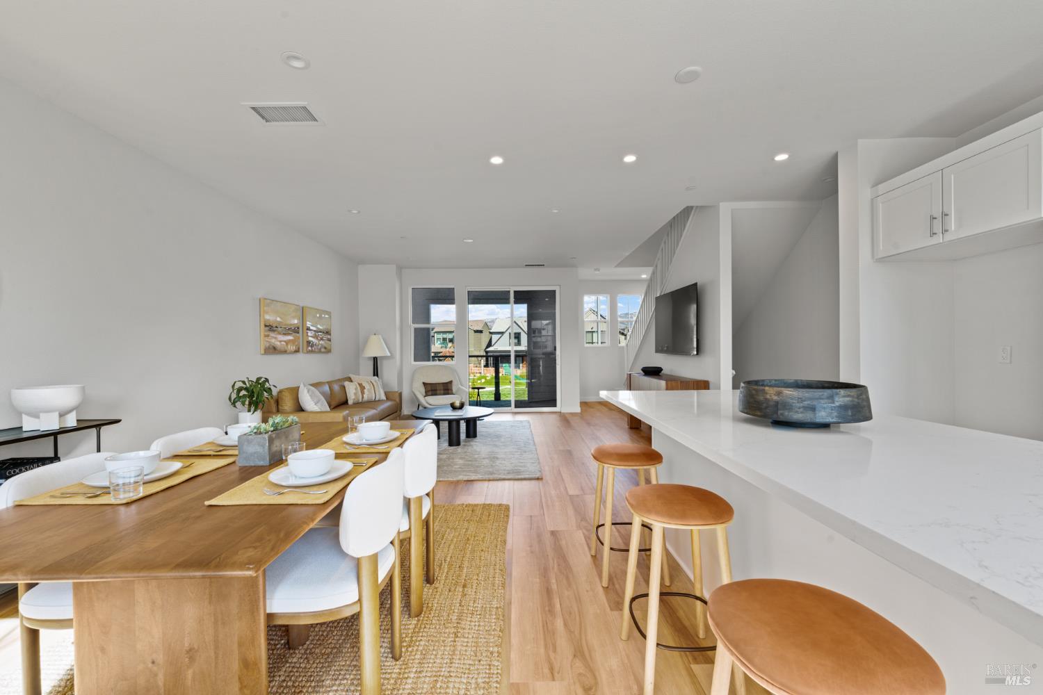 Detail Gallery Image 3 of 21 For 1460 Waterside Ln, Rohnert Park,  CA 94928 - 3 Beds | 3 Baths