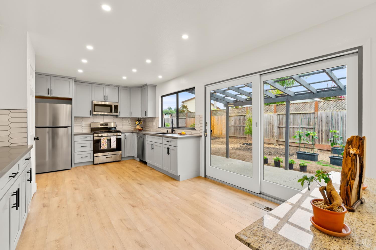 Detail Gallery Image 16 of 57 For 6032 Elsa Ave, Rohnert Park,  CA 94928 - 4 Beds | 3 Baths