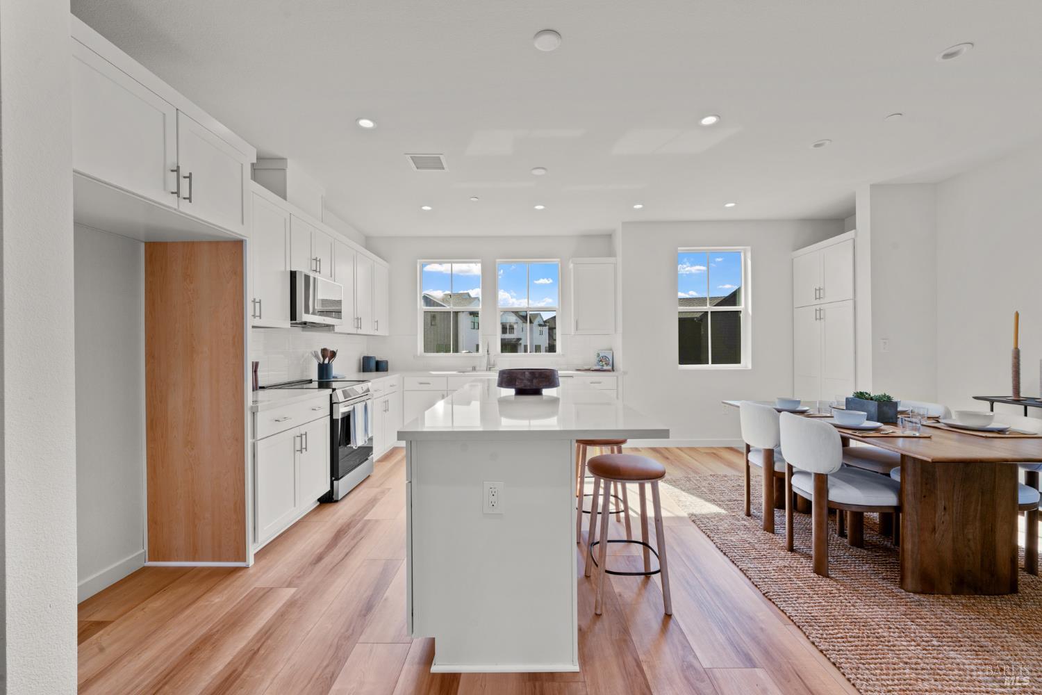 Detail Gallery Image 4 of 21 For 1460 Waterside Ln, Rohnert Park,  CA 94928 - 3 Beds | 3 Baths