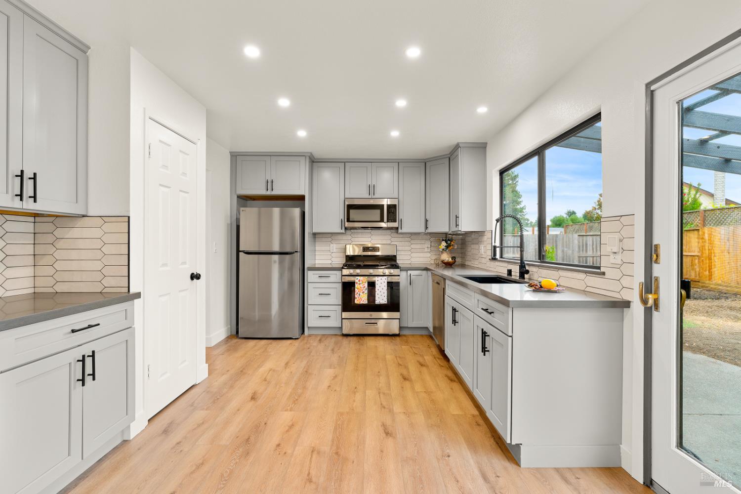 Detail Gallery Image 17 of 57 For 6032 Elsa Ave, Rohnert Park,  CA 94928 - 4 Beds | 3 Baths