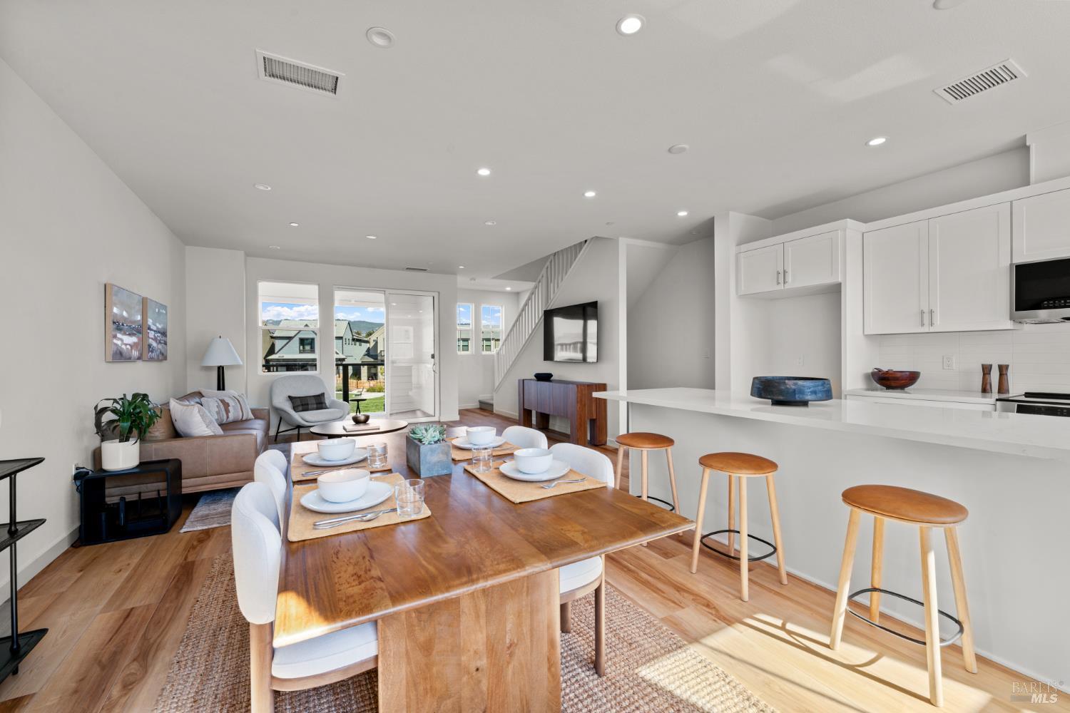 Detail Gallery Image 9 of 21 For 1460 Waterside Ln, Rohnert Park,  CA 94928 - 3 Beds | 3 Baths