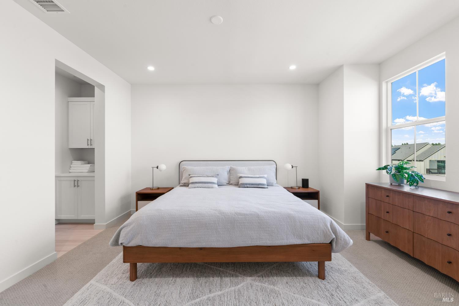 Detail Gallery Image 13 of 21 For 1460 Waterside Ln, Rohnert Park,  CA 94928 - 3 Beds | 3 Baths