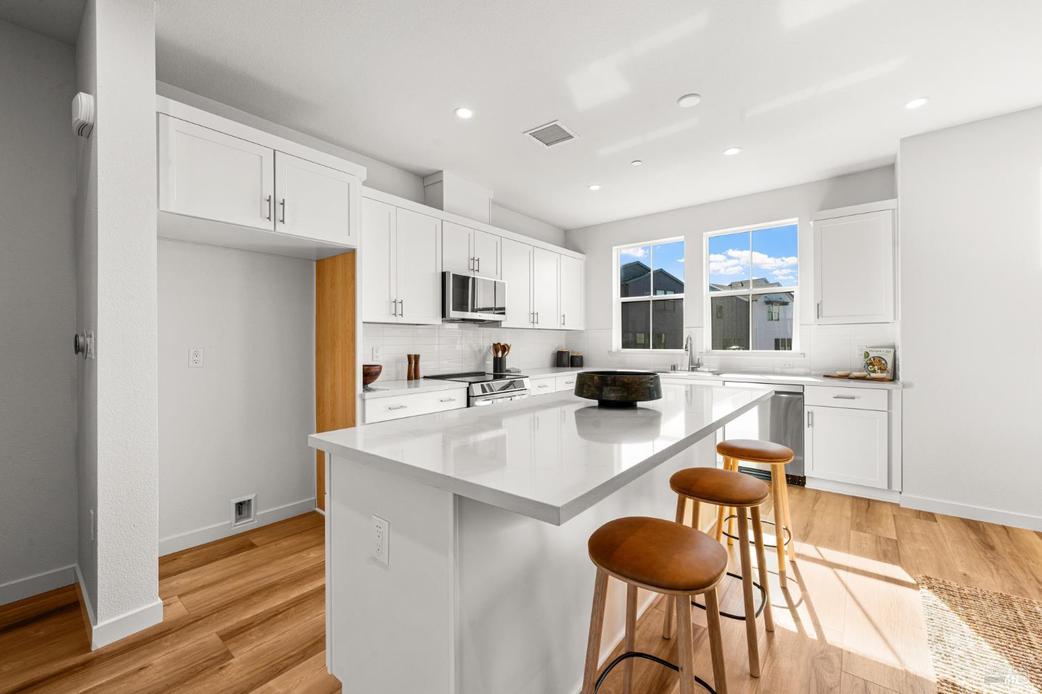 Detail Gallery Image 6 of 21 For 1460 Waterside Ln, Rohnert Park,  CA 94928 - 3 Beds | 3 Baths