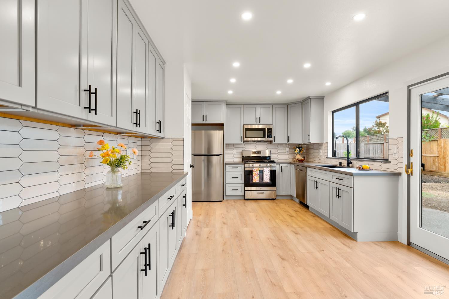 Detail Gallery Image 15 of 57 For 6032 Elsa Ave, Rohnert Park,  CA 94928 - 4 Beds | 3 Baths