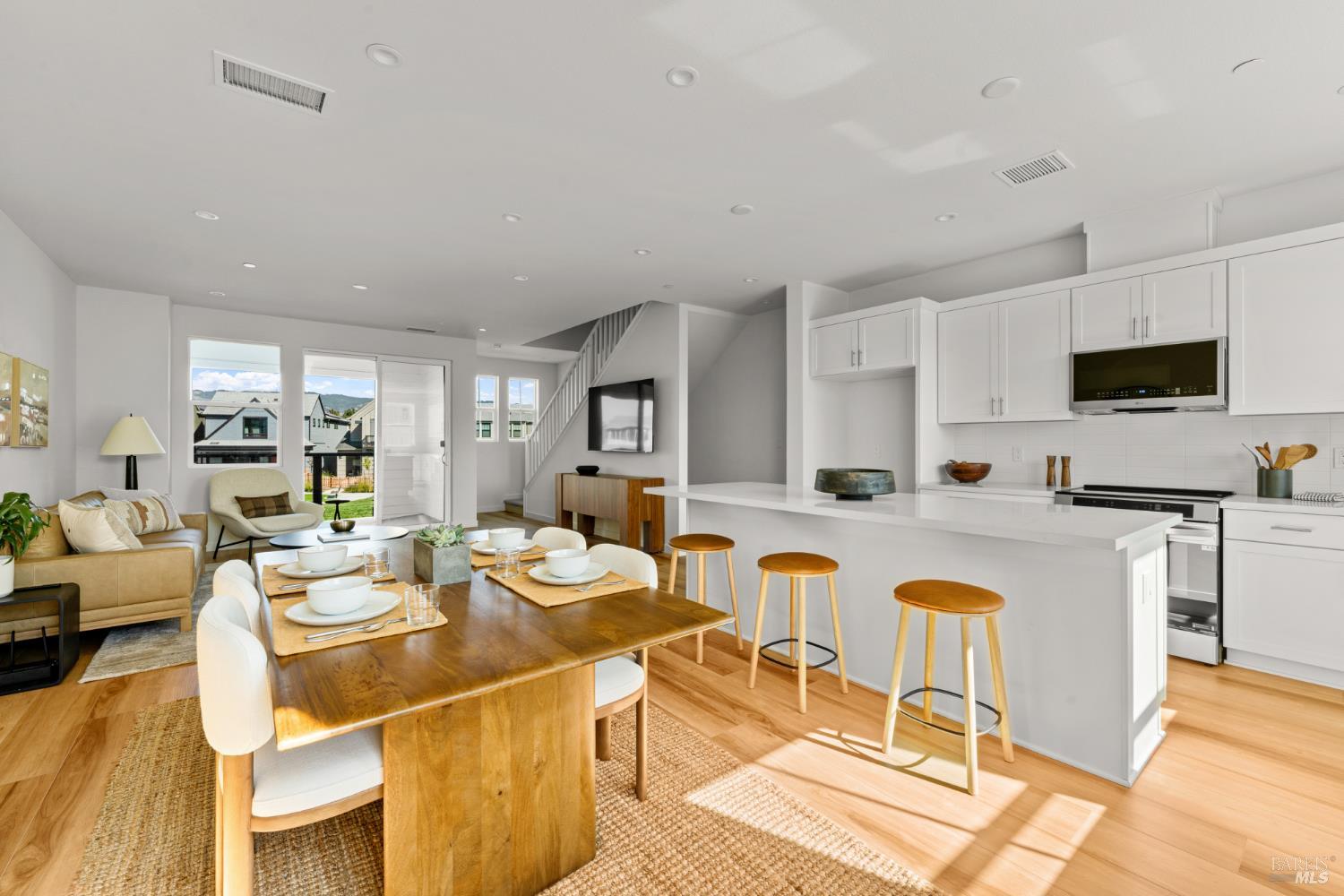 Detail Gallery Image 2 of 21 For 1460 Waterside Ln, Rohnert Park,  CA 94928 - 3 Beds | 3 Baths