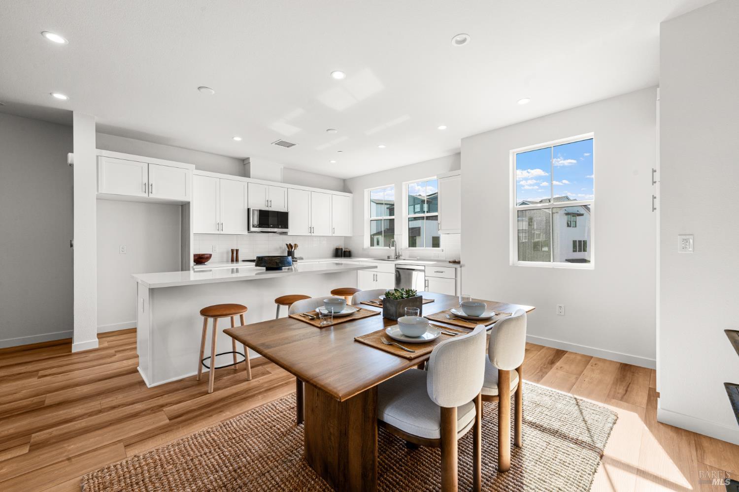 Detail Gallery Image 5 of 21 For 1460 Waterside Ln, Rohnert Park,  CA 94928 - 3 Beds | 3 Baths