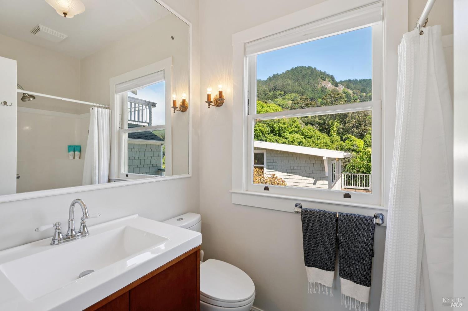 Detail Gallery Image 12 of 58 For 40 Laurel Ave, Stinson Beach,  CA 94970 - 4 Beds | 3 Baths