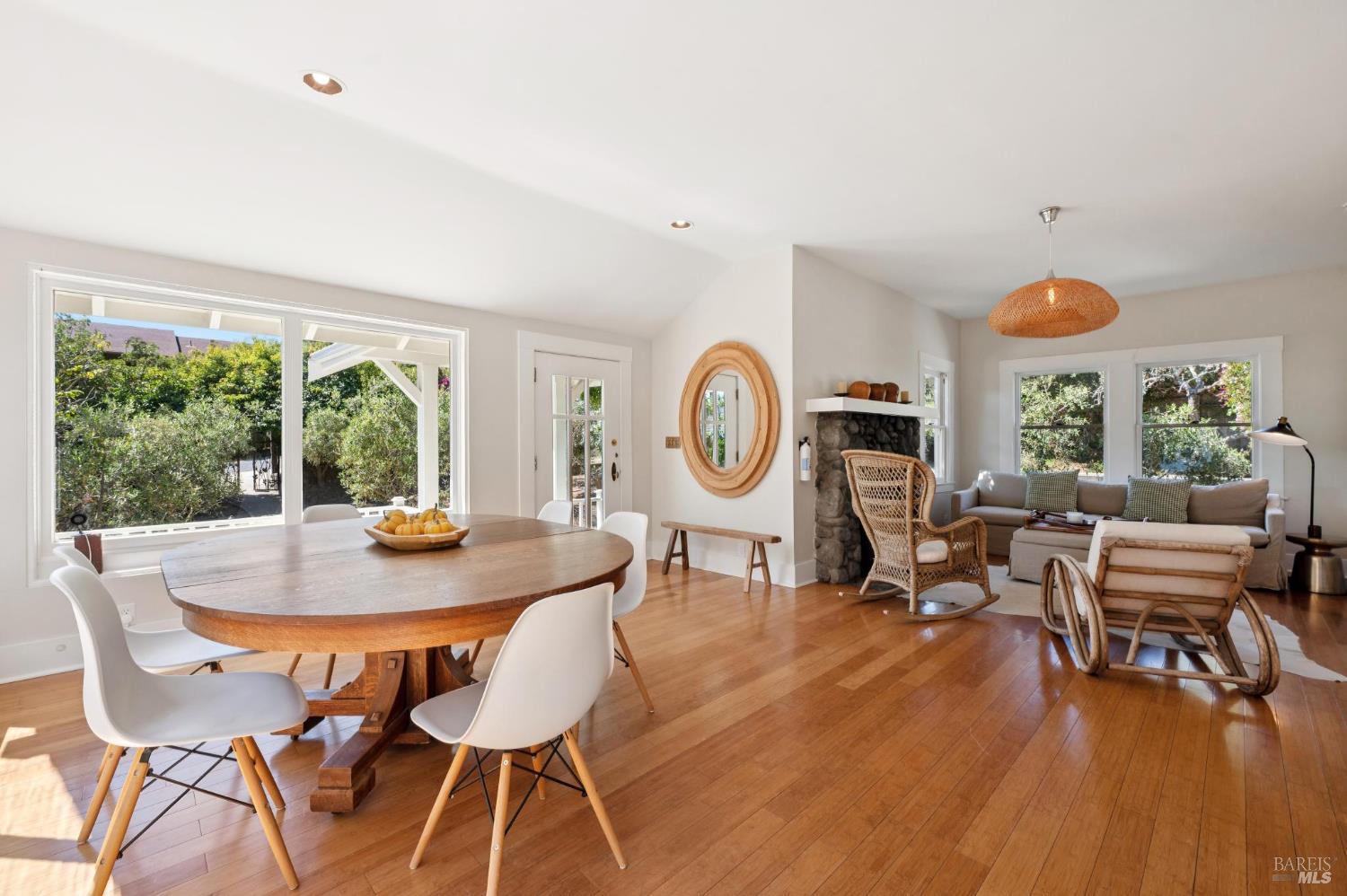 Detail Gallery Image 5 of 58 For 40 Laurel Ave, Stinson Beach,  CA 94970 - 4 Beds | 3 Baths