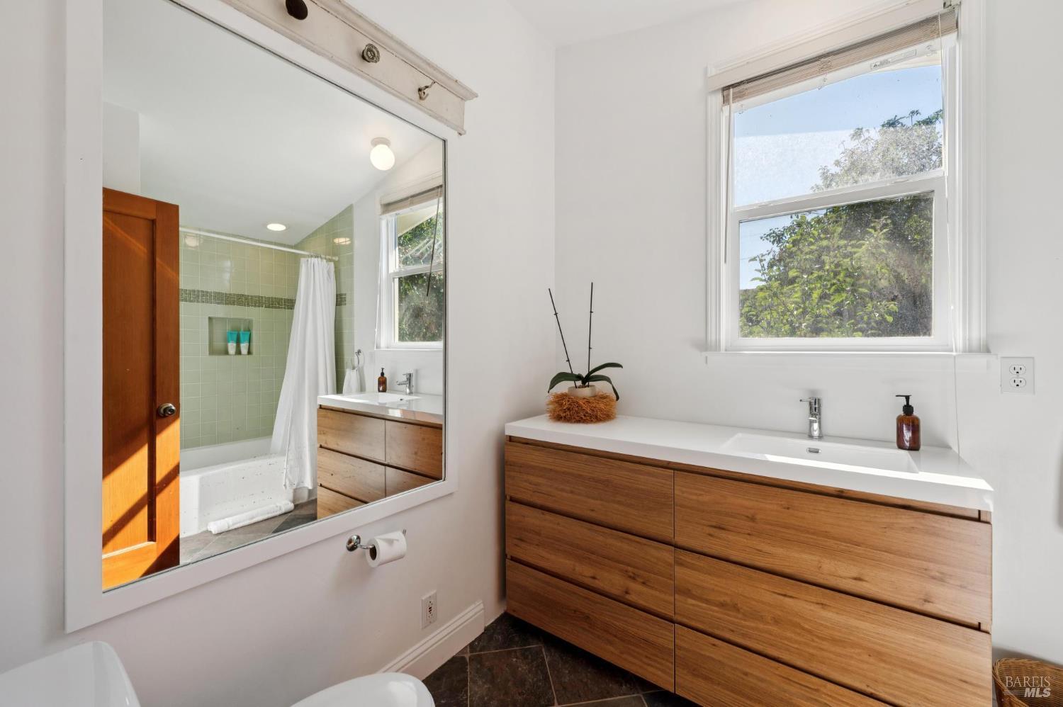 Detail Gallery Image 31 of 58 For 40 Laurel Ave, Stinson Beach,  CA 94970 - 4 Beds | 3 Baths