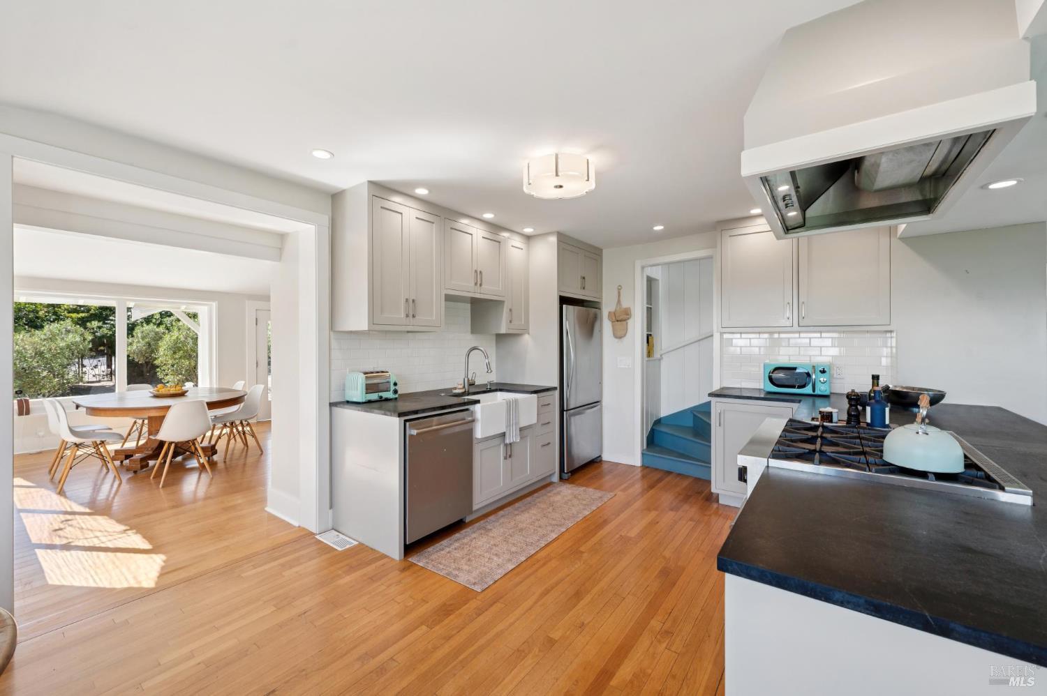 Detail Gallery Image 6 of 58 For 40 Laurel Ave, Stinson Beach,  CA 94970 - 4 Beds | 3 Baths