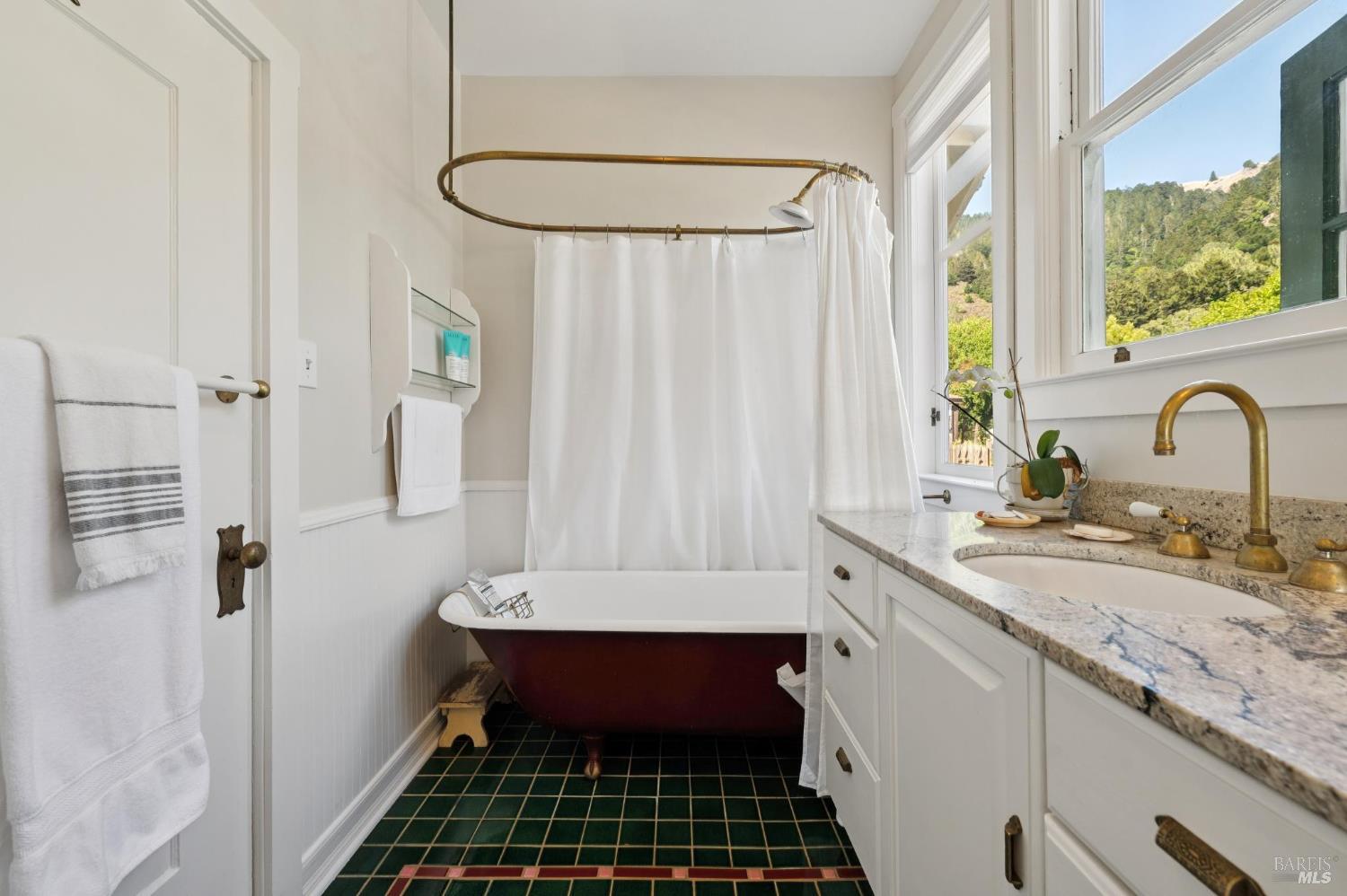 Detail Gallery Image 11 of 58 For 40 Laurel Ave, Stinson Beach,  CA 94970 - 4 Beds | 3 Baths