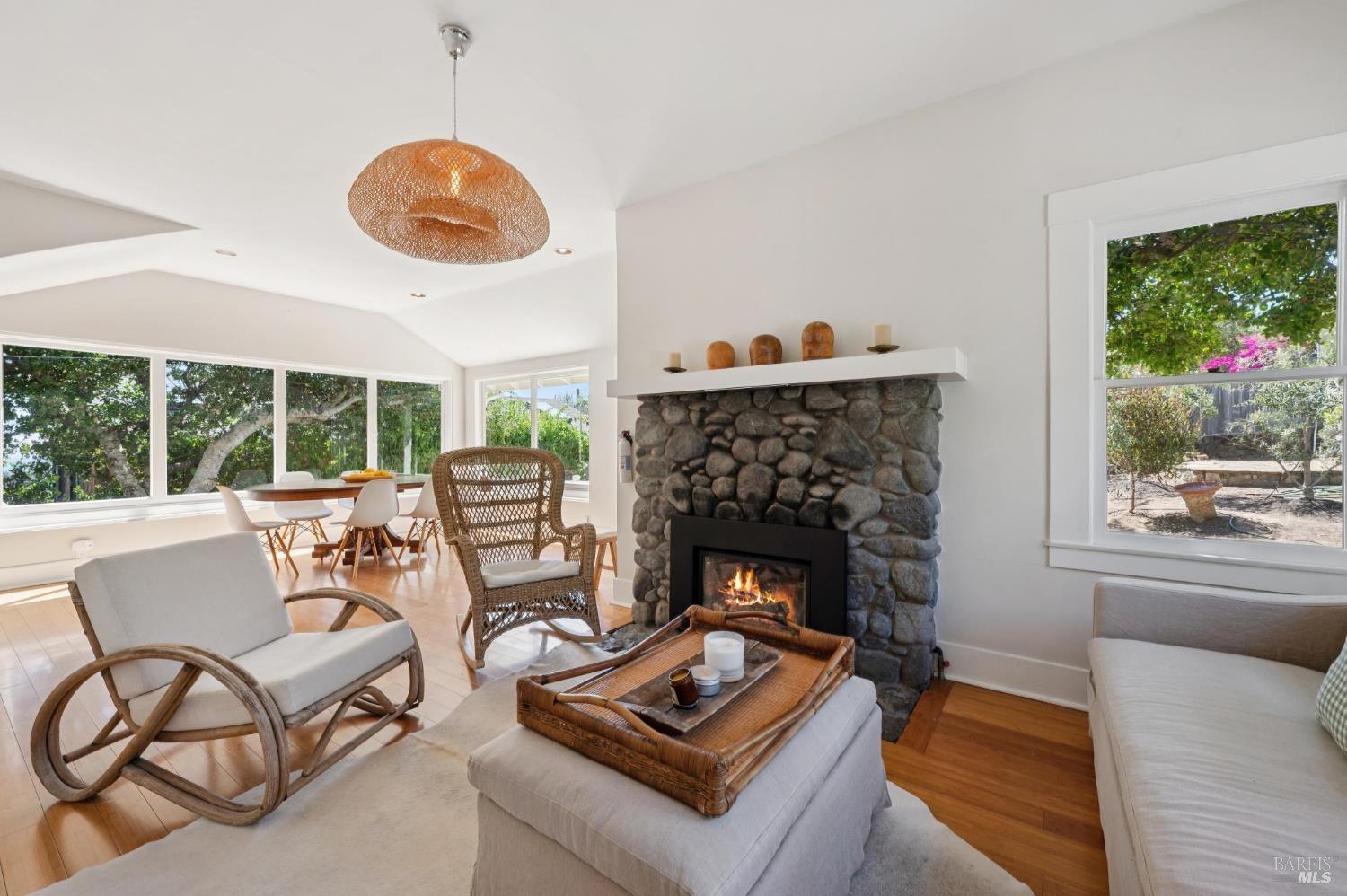 Detail Gallery Image 3 of 58 For 40 Laurel Ave, Stinson Beach,  CA 94970 - 4 Beds | 3 Baths