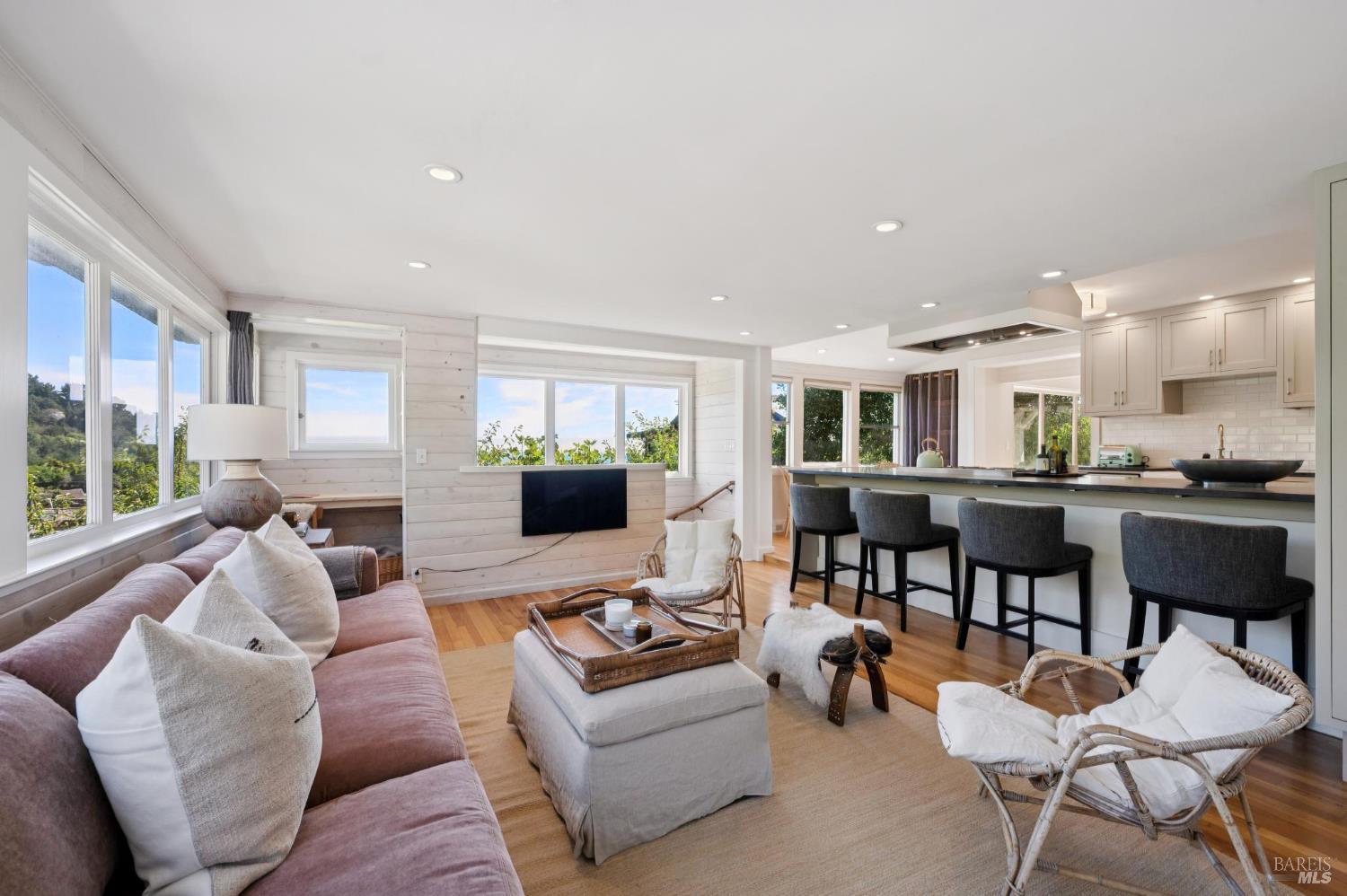 Detail Gallery Image 9 of 58 For 40 Laurel Ave, Stinson Beach,  CA 94970 - 4 Beds | 3 Baths