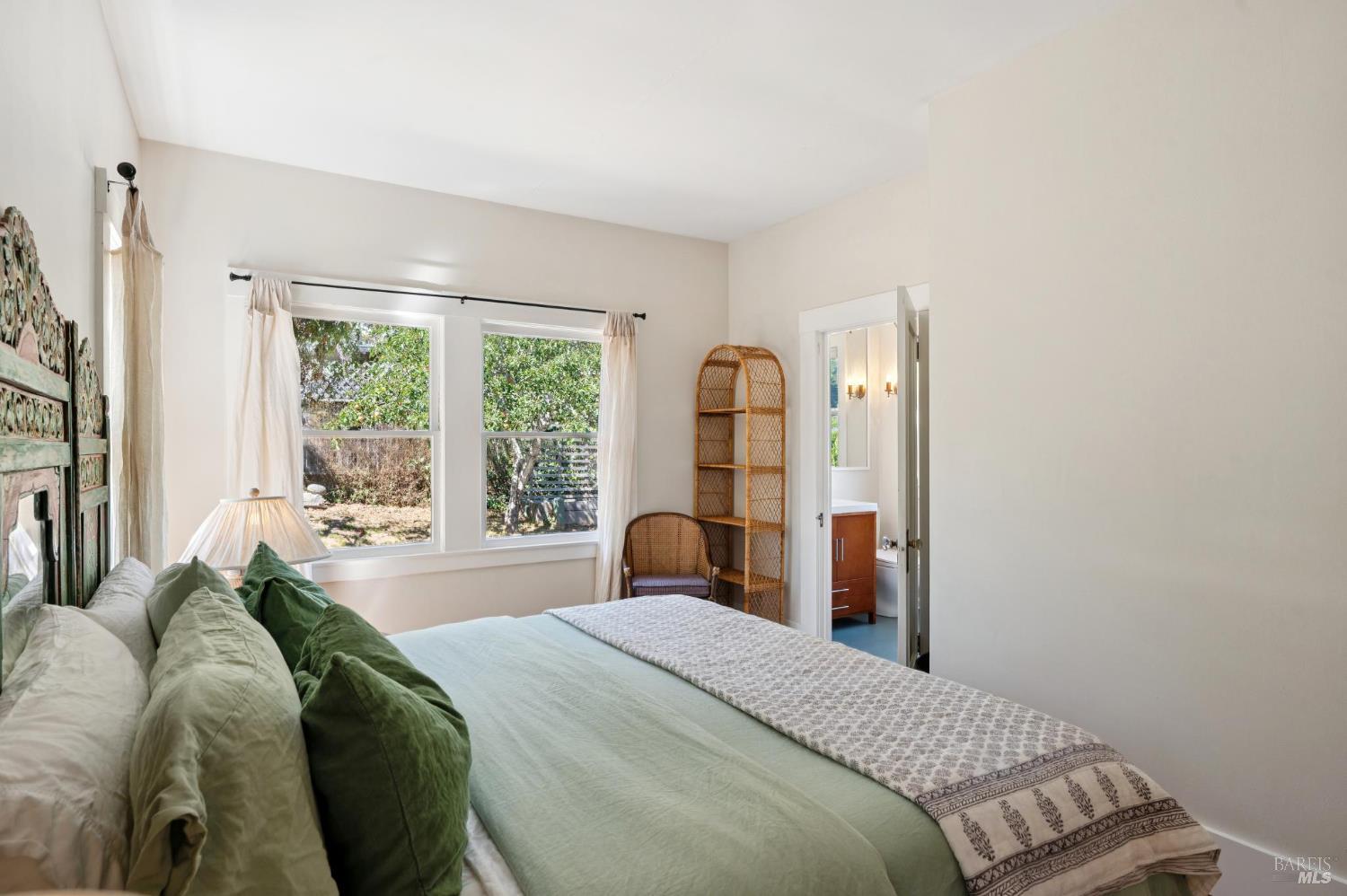 Detail Gallery Image 14 of 58 For 40 Laurel Ave, Stinson Beach,  CA 94970 - 4 Beds | 3 Baths