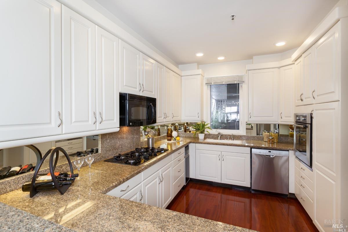 Detail Gallery Image 4 of 13 For 24 Red Hill Cir, Tiburon,  CA 94920 - 2 Beds | 2 Baths