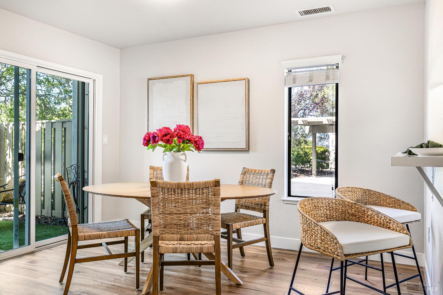 Detail Gallery Image 10 of 48 For 2 Fielding Cir, Mill Valley,  CA 94941 - 3 Beds | 2/1 Baths