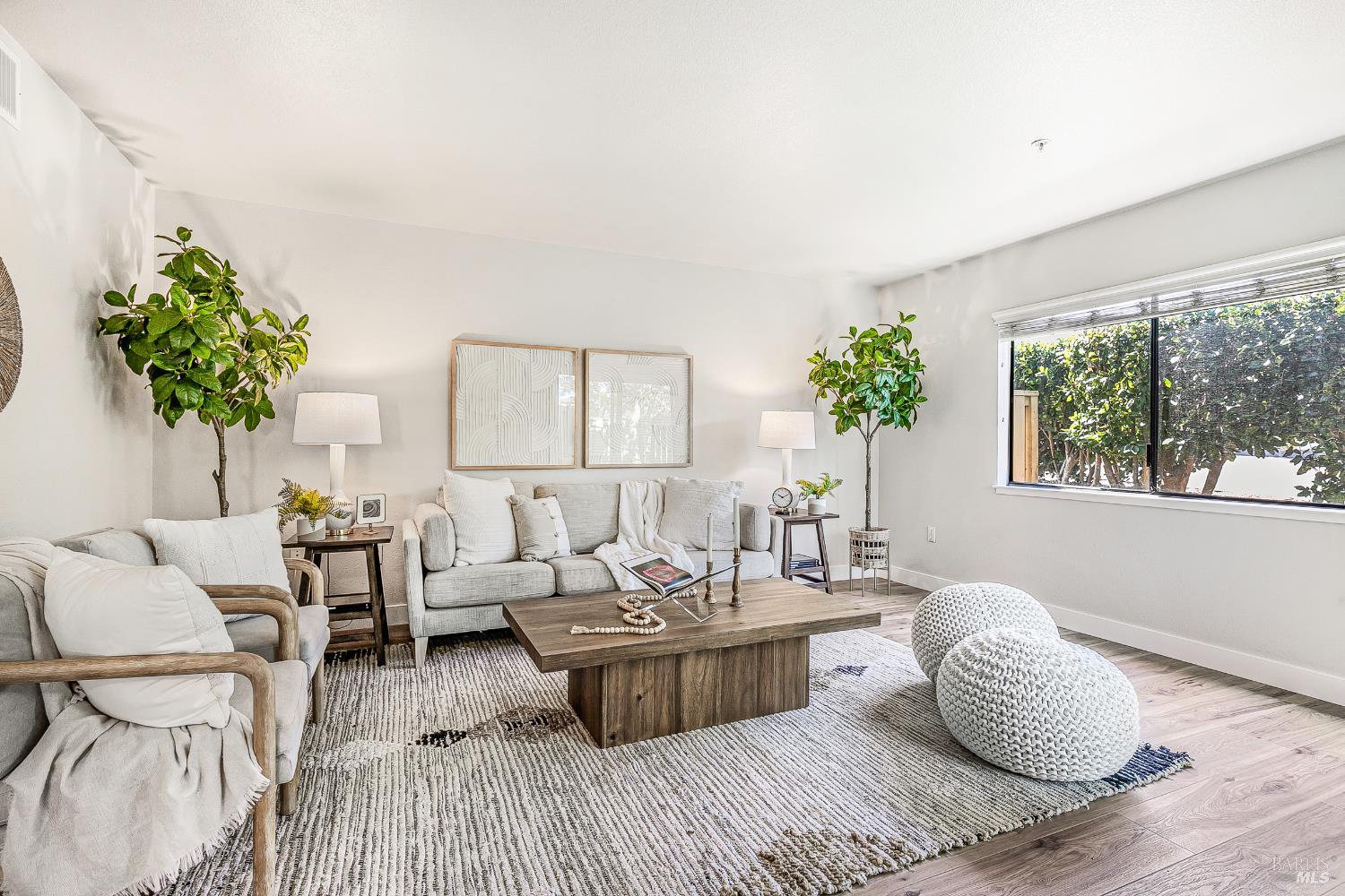 Detail Gallery Image 2 of 48 For 2 Fielding Cir, Mill Valley,  CA 94941 - 3 Beds | 2/1 Baths