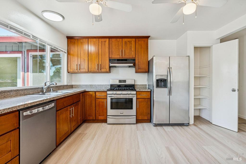 Detail Gallery Image 7 of 35 For 1120 S Mcdowell Blvd, Petaluma,  CA 94954 - 3 Beds | 2 Baths