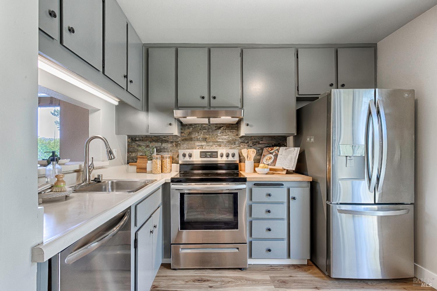 Detail Gallery Image 5 of 48 For 2 Fielding Cir, Mill Valley,  CA 94941 - 3 Beds | 2/1 Baths