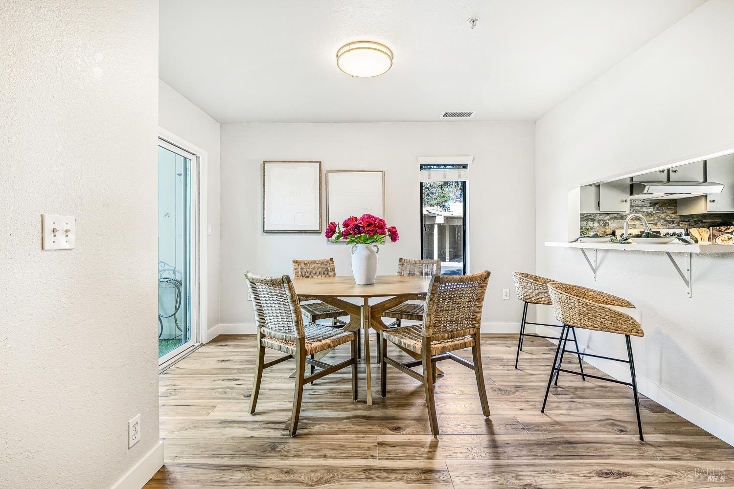 Detail Gallery Image 11 of 48 For 2 Fielding Cir, Mill Valley,  CA 94941 - 3 Beds | 2/1 Baths