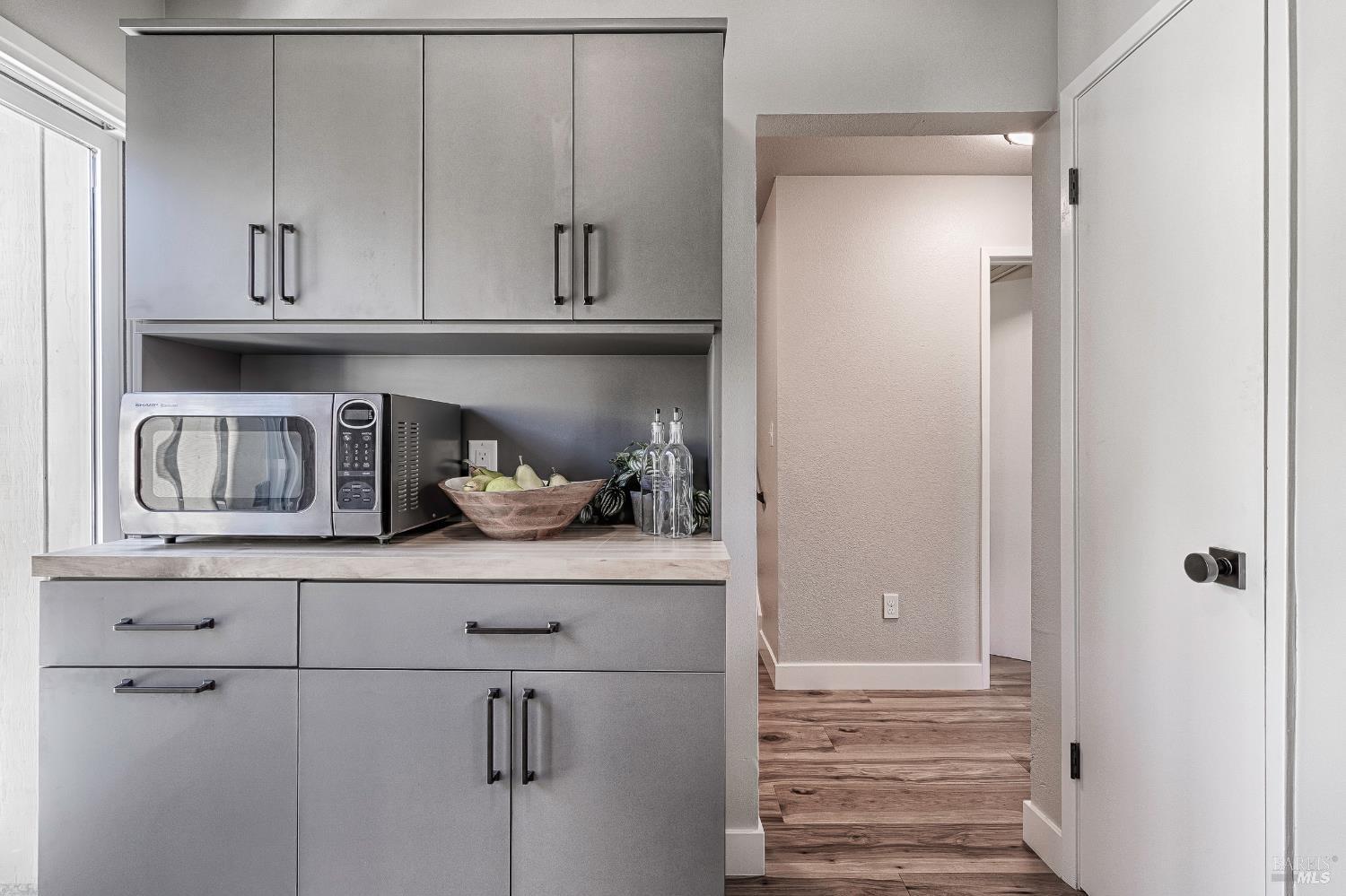 Detail Gallery Image 7 of 48 For 2 Fielding Cir, Mill Valley,  CA 94941 - 3 Beds | 2/1 Baths