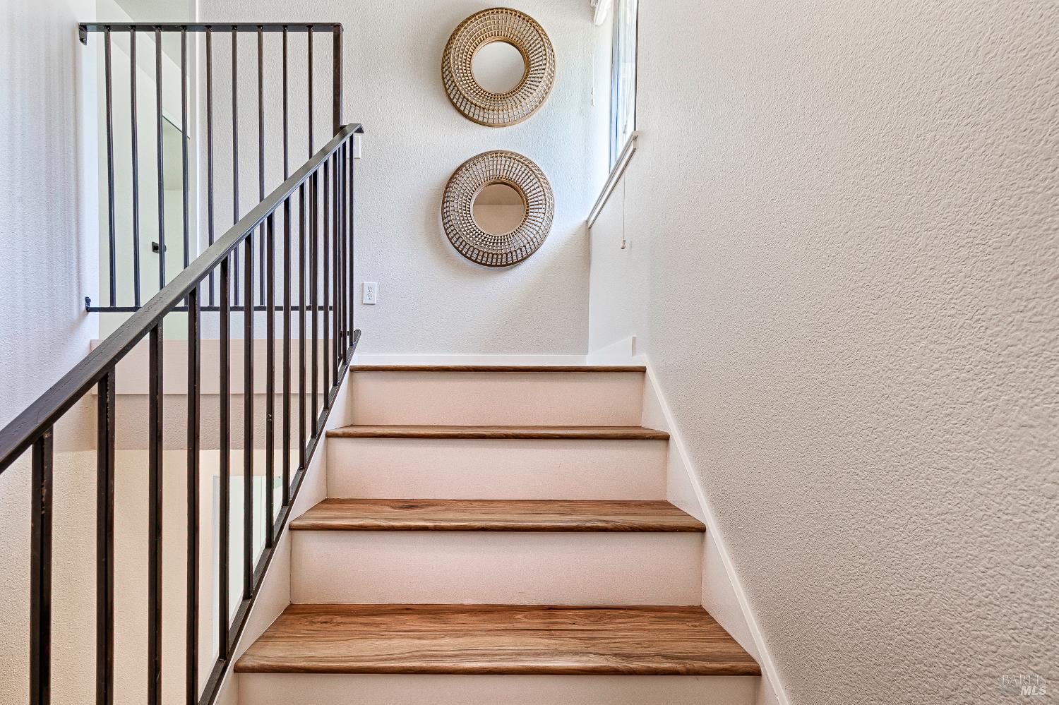 Detail Gallery Image 19 of 48 For 2 Fielding Cir, Mill Valley,  CA 94941 - 3 Beds | 2/1 Baths