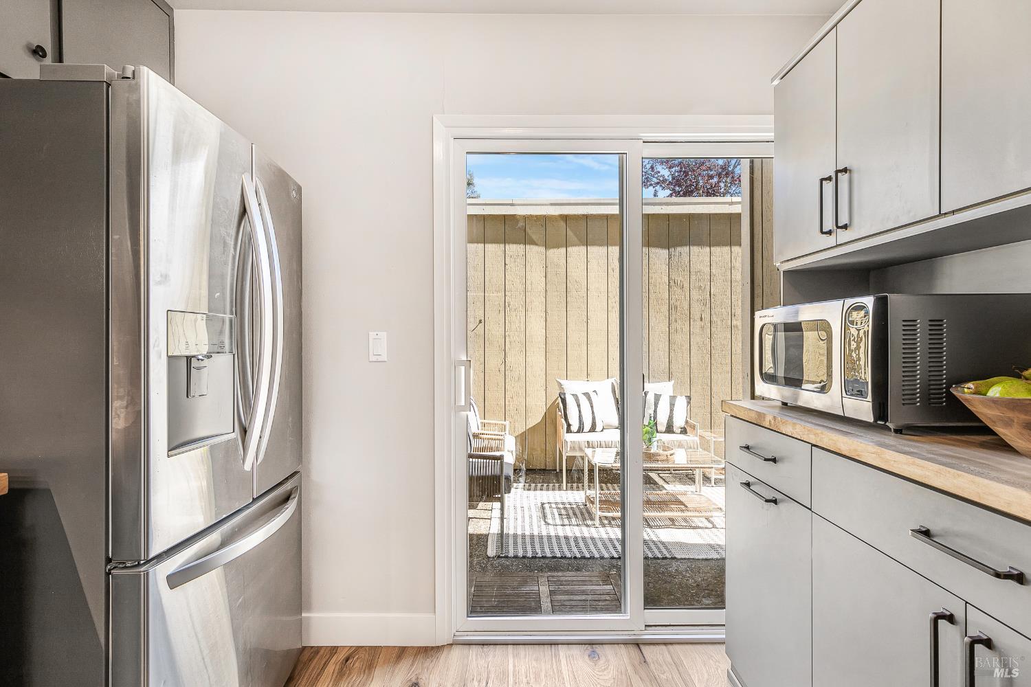 Detail Gallery Image 8 of 48 For 2 Fielding Cir, Mill Valley,  CA 94941 - 3 Beds | 2/1 Baths