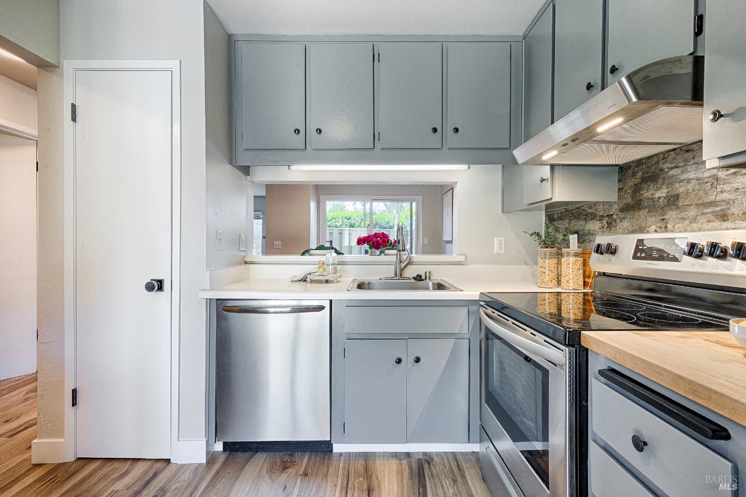 Detail Gallery Image 6 of 48 For 2 Fielding Cir, Mill Valley,  CA 94941 - 3 Beds | 2/1 Baths