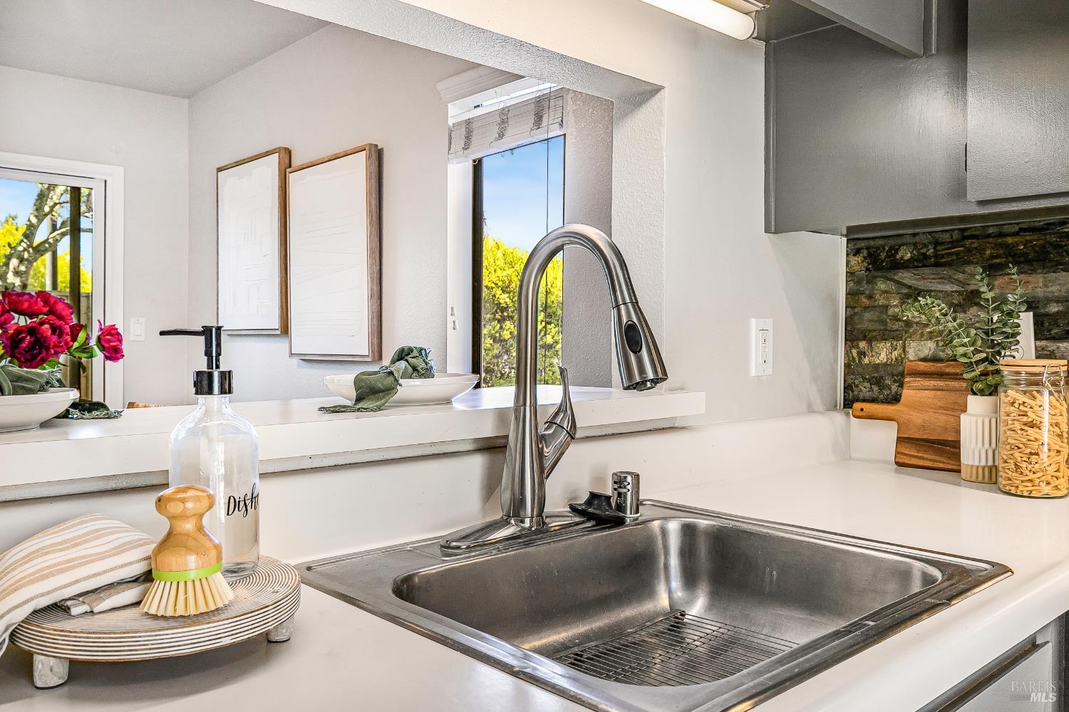 Detail Gallery Image 9 of 48 For 2 Fielding Cir, Mill Valley,  CA 94941 - 3 Beds | 2/1 Baths