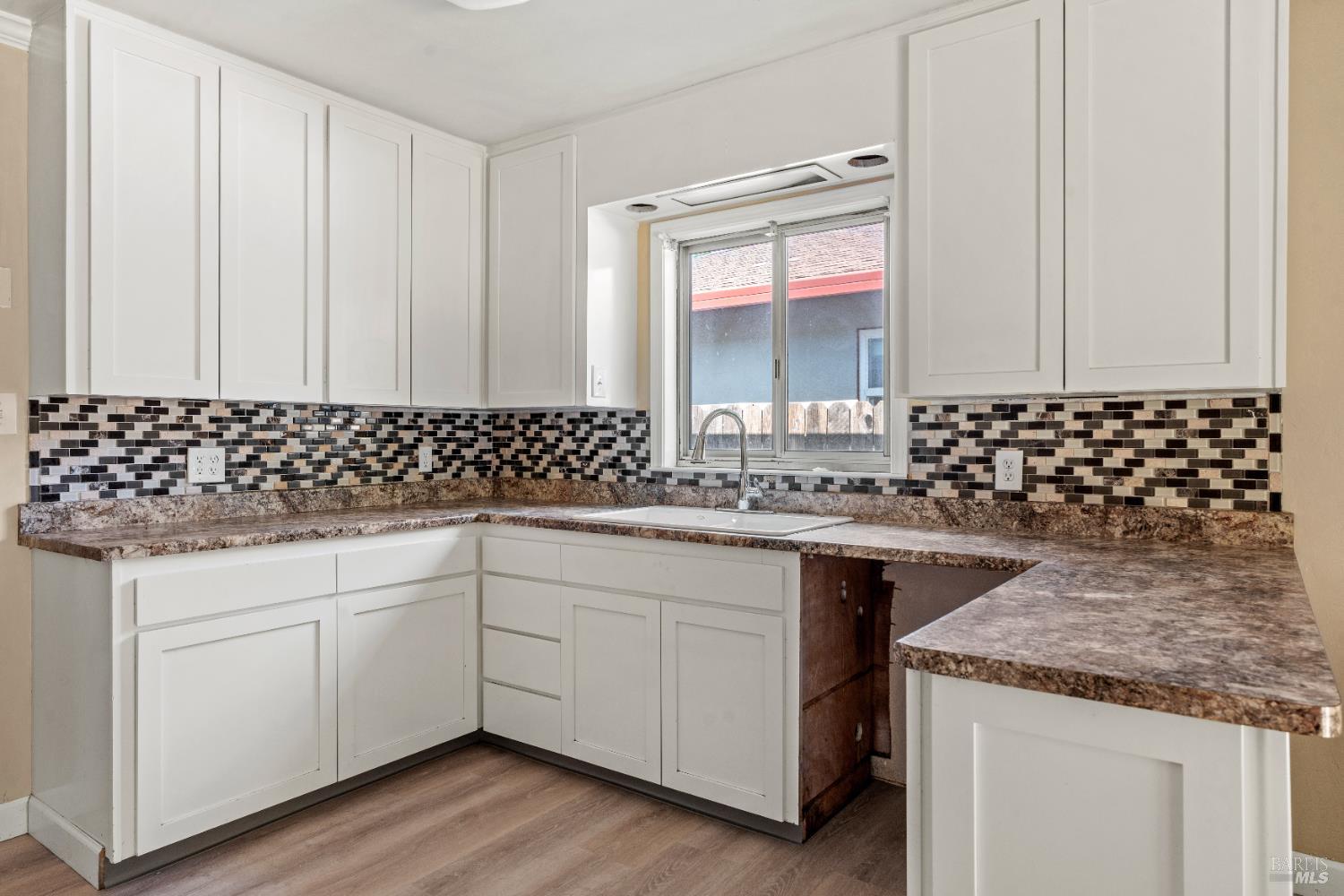 Detail Gallery Image 4 of 16 For 566 Stella Dr, Ukiah,  CA 95482 - 4 Beds | 1/1 Baths