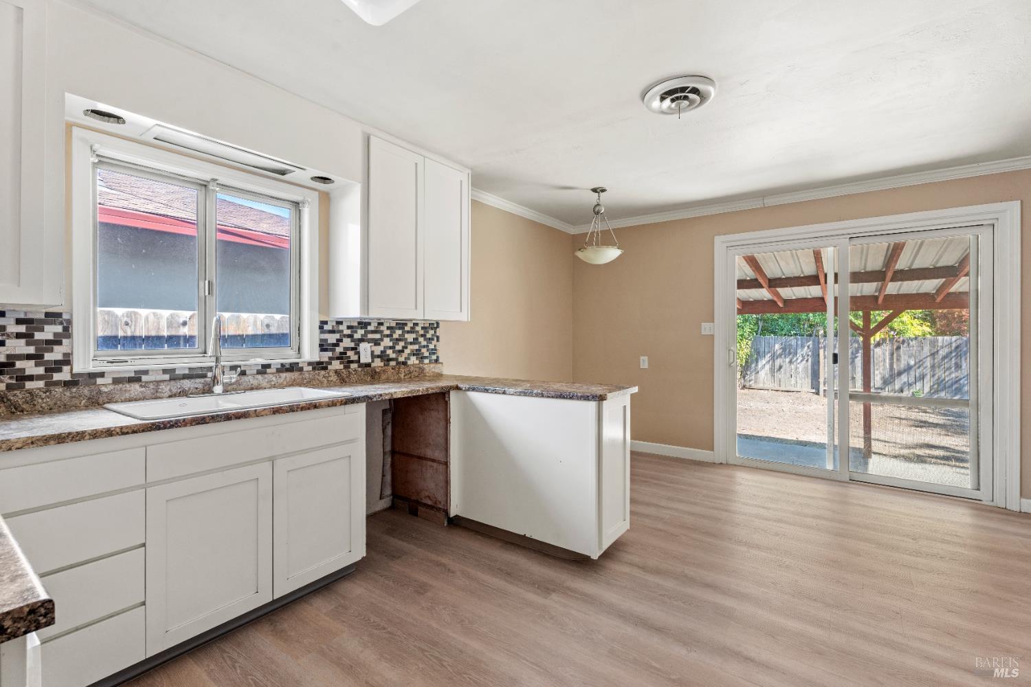 Detail Gallery Image 5 of 16 For 566 Stella Dr, Ukiah,  CA 95482 - 4 Beds | 1/1 Baths