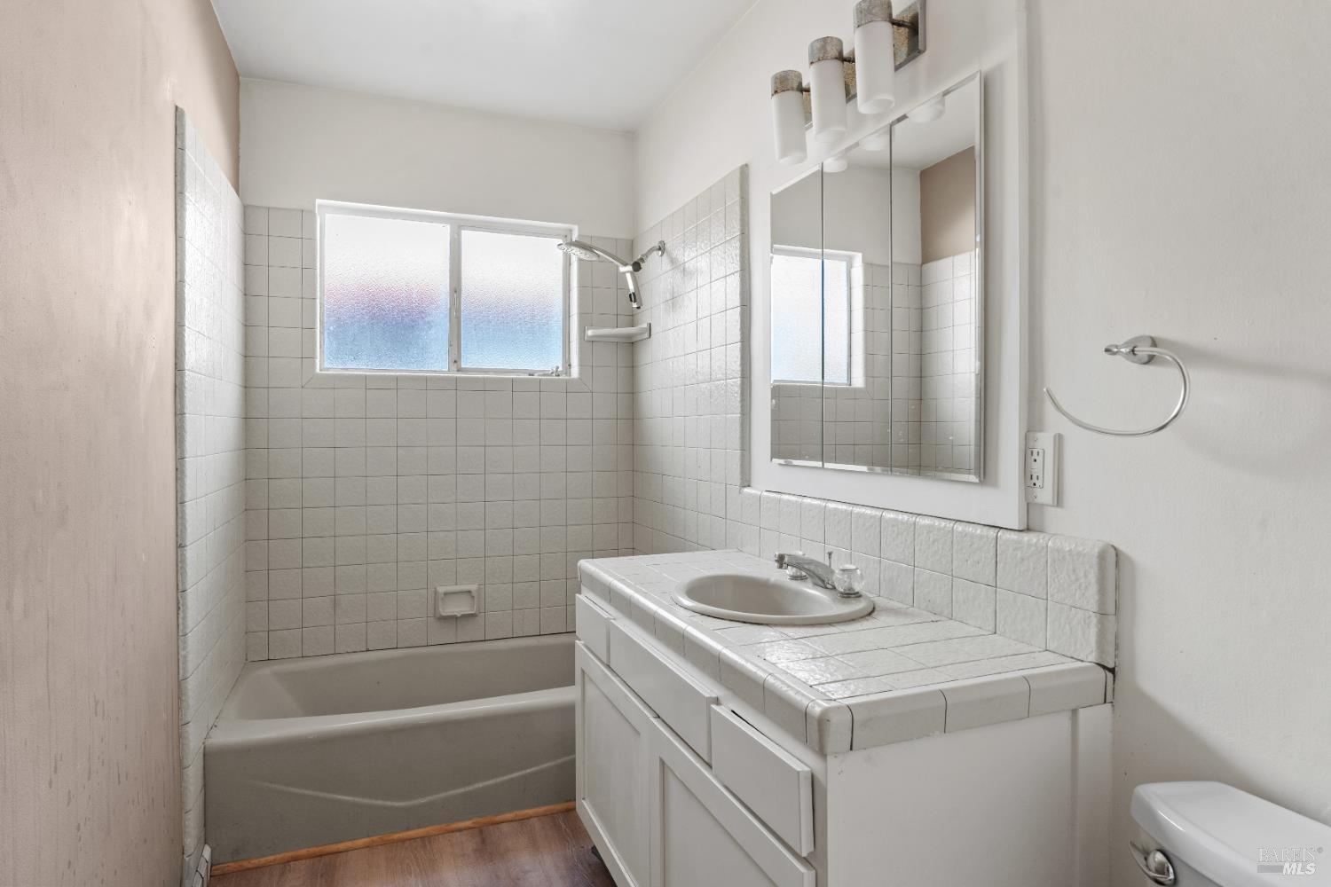 Detail Gallery Image 9 of 16 For 566 Stella Dr, Ukiah,  CA 95482 - 4 Beds | 1/1 Baths