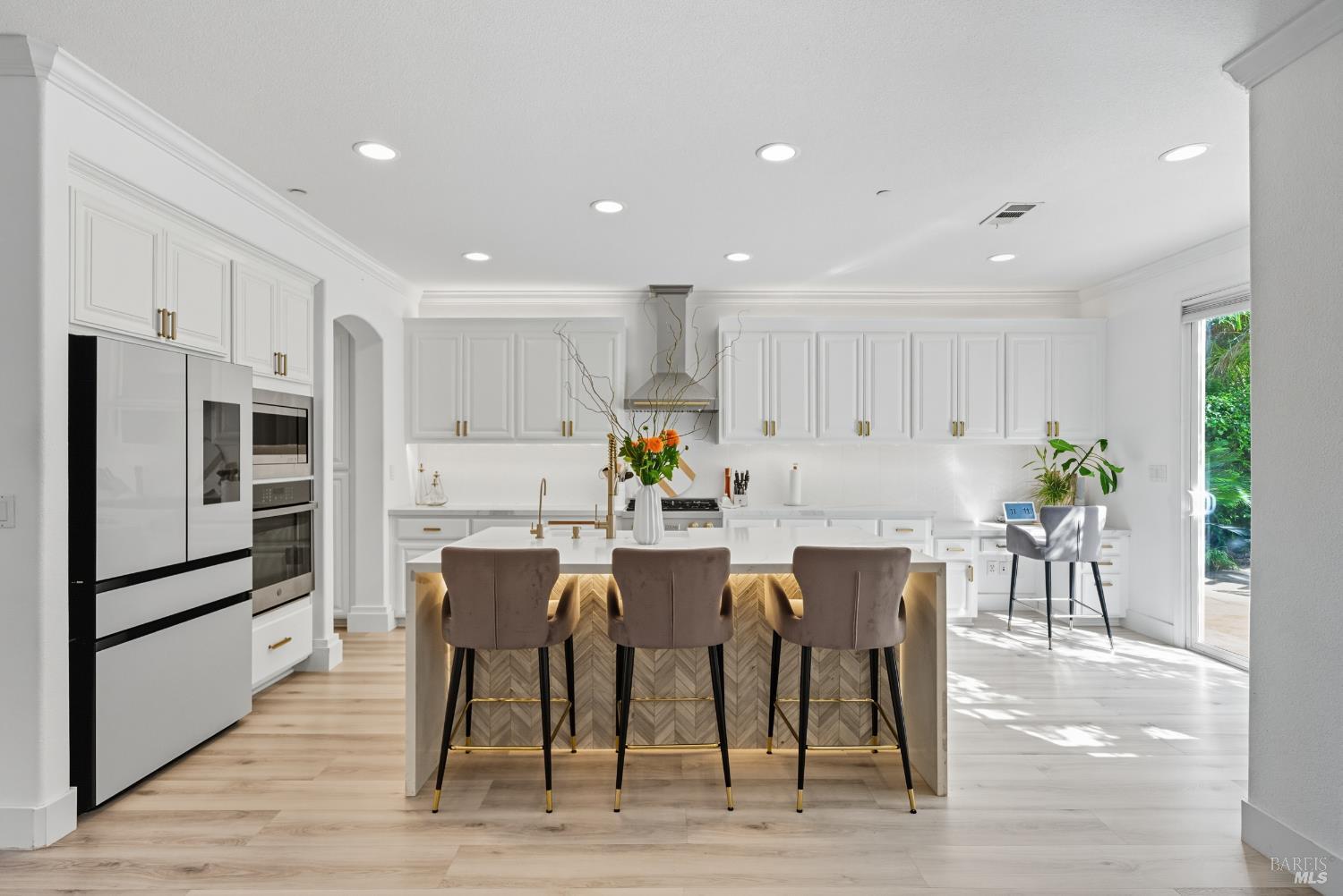 Detail Gallery Image 9 of 73 For 42 Waterbury Ln, Novato,  CA 94949 - 3 Beds | 2/1 Baths