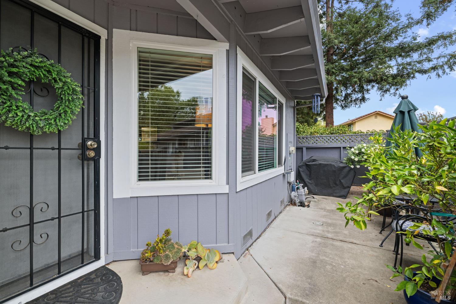 Detail Gallery Image 3 of 27 For 5032 Country Club Dr, Rohnert Park,  CA 94928 - 2 Beds | 1/1 Baths