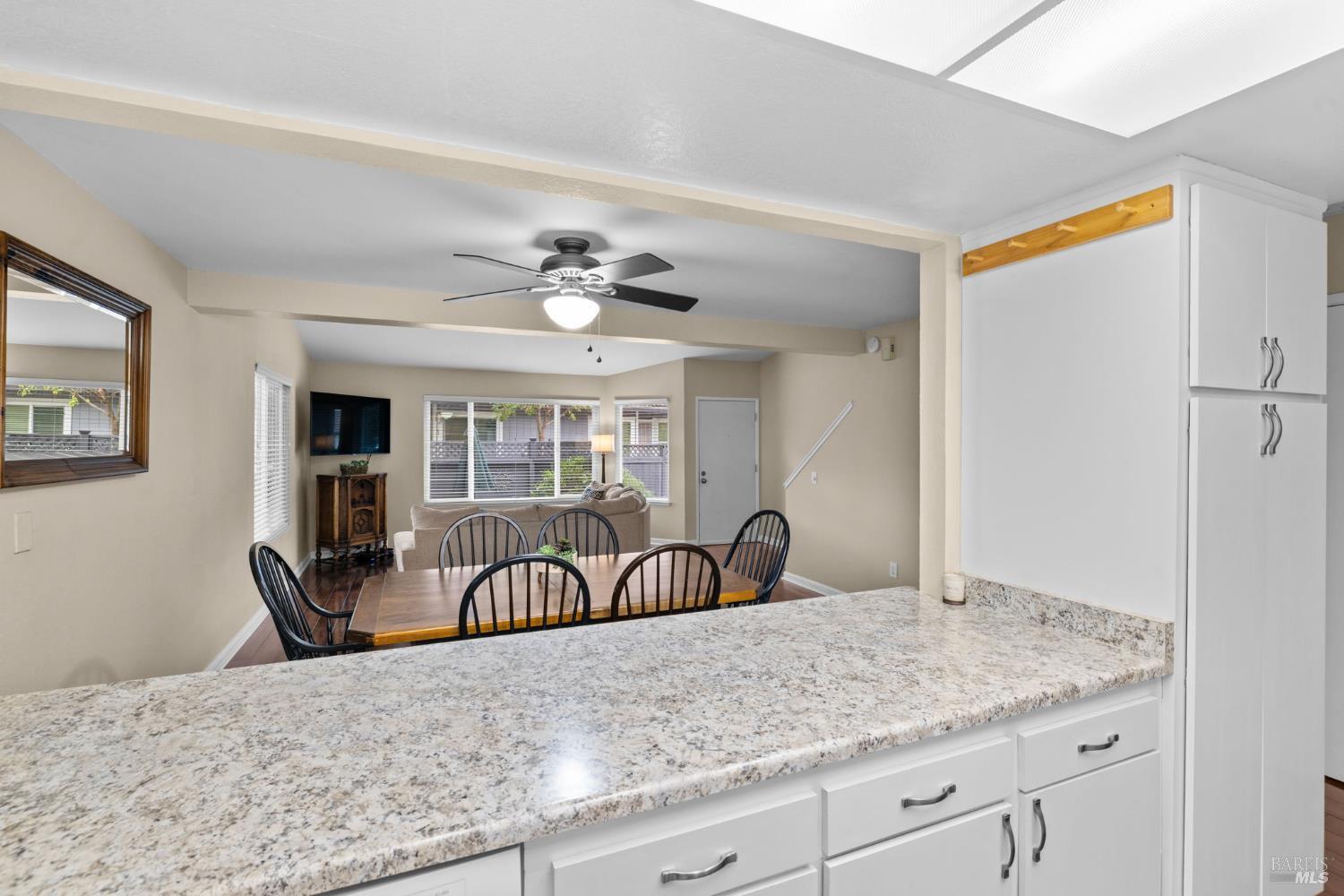 Detail Gallery Image 9 of 27 For 5032 Country Club Dr, Rohnert Park,  CA 94928 - 2 Beds | 1/1 Baths