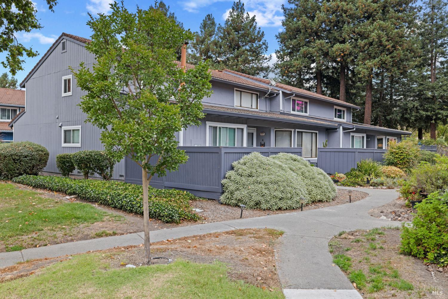 Detail Gallery Image 2 of 27 For 5032 Country Club Dr, Rohnert Park,  CA 94928 - 2 Beds | 1/1 Baths